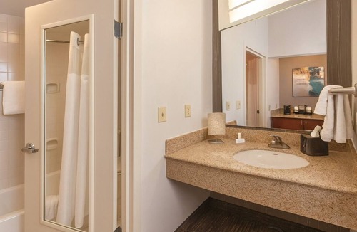Newark Hotel | A Short Drive from the University of Delaware Botanic Gardens! Pets Allowed!