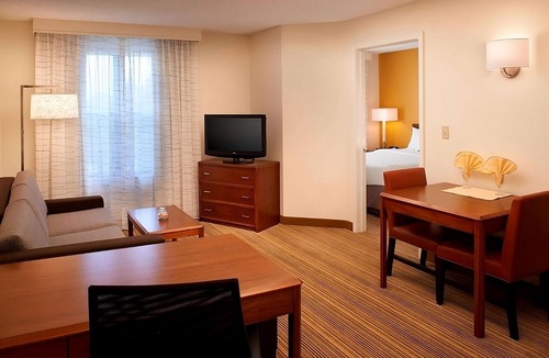 Waukegan Hotel | A short drive to Independence Grove Forest Preserve! Pets Allowed, Parking, Pool