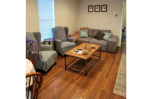 Stonehouse House | Adorable guest house close to everything!
