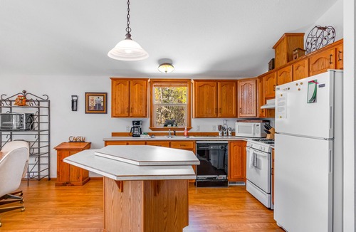 New Lisbon Cabin | Affable dog-friendly home with firepit, gas grill, deck, & W/D - child-friendly
