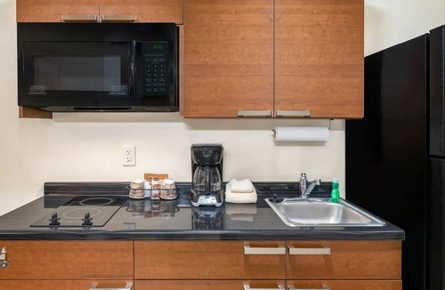 Sioux Falls Hotel | Affordable 4 - Room w/Full Kitchen Ideal for Long Stays Near Sioux Falls