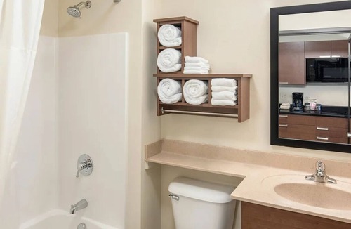Sioux Falls Hotel | Affordable 4 - Room w/Full Kitchen Ideal for Long Stays Near Sioux Falls