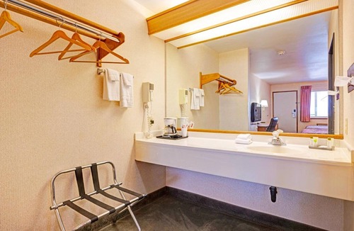 Stevenson Hotel | Affordable Riverside Escape Awaits! | East Point Kite Beach - 0.2 miles