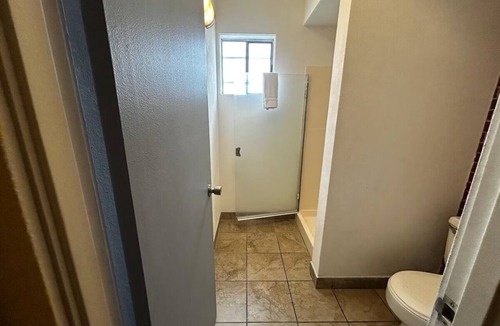 Longview Hotel | Affordable Room for Business Travelers – Ideal Central Location Access
