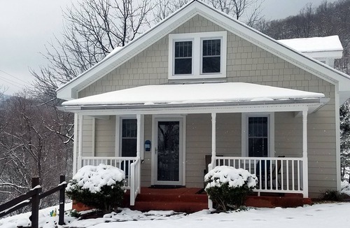 Afton House | Afton Station Cottage -Beautifully Renovated Blue Ridge Scenic Historic Setting