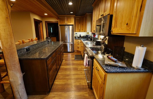 Adna House | Alpha Lodge, peaceful retreat, 14 guests max, fun & games, large parking area