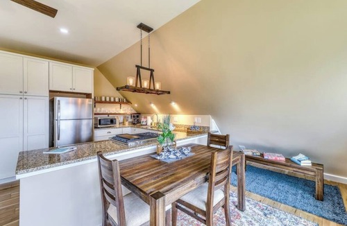 Bethlehem Condo | Amazing condo on apple orchard with deck, full kitchen, and great mountain views