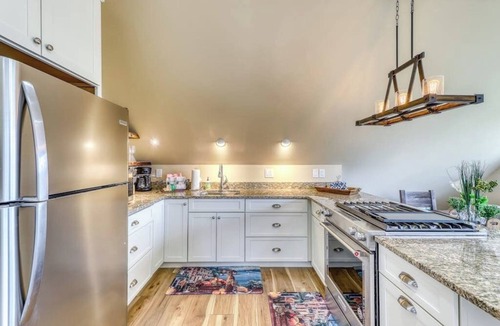Bethlehem Condo | Amazing condo on apple orchard with deck, full kitchen, and great mountain views