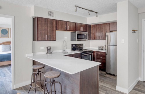 Edgewater Beach Apartment | Amazing Edgewater 2BR w/ Gym, Deck & Lounge, 5 blocks to L, by Blueground