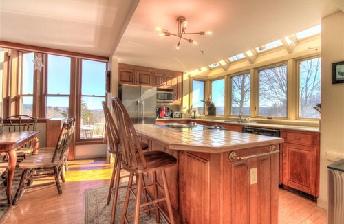 Newfane House | Amazing Luxury 100 Acre Estate 10BRs, Sauna, Hot Tub, Swimming pool, Game House!