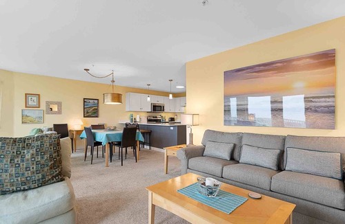 Long Beach Condo | AMAZING ocean views, Pets Ok, Steps to Town and Beach (Sun)
