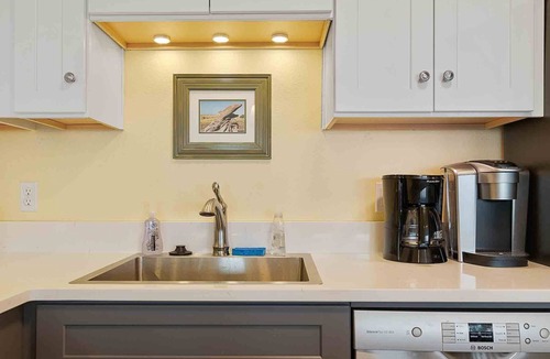 Long Beach Condo | AMAZING ocean views, Pets Ok, Steps to Town and Beach (Sun)