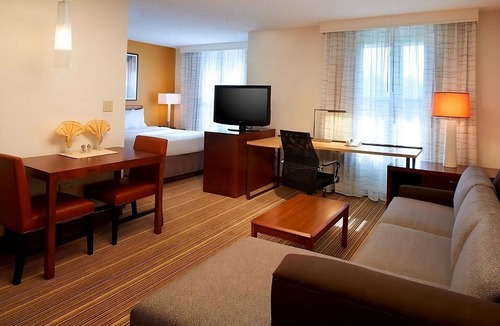 Waukegan Hotel | Another Fun Weekend | Pool, Free Breakfast | Six Flags Great America - 5 miles