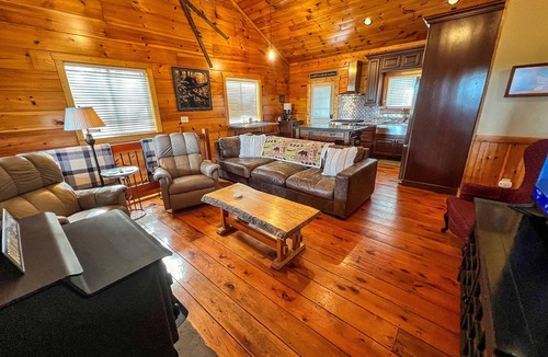 Fleetwood Cabin | Appalachian Hideaway - 3BR/2BA Hot Tub, Fire Pit, & WiFi, Near Boone!