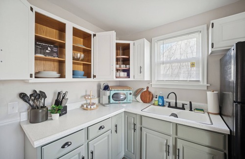 Ottawa House | Appealing 2br Cape Cod w/bonus rm & fiber Wi-Fi!