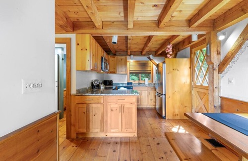 Bartlett House | Artisan Timber Retreat w/Unique Touches|Hot tub