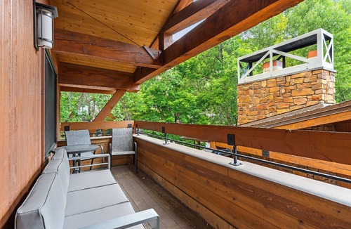 Aspen Condo | Aspen Condo 1.5 Blocks to Town. Balcony. Outdoor Pool. Sleeping Den w/Sofa Bed, 3 Bathrooms, Gas FP