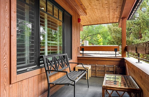 Aspen Condo | Aspen Condo 1.5 Blocks to Town. Balcony. Outdoor Pool. Sleeping Den w/Sofa Bed, 3 Bathrooms, Gas FP