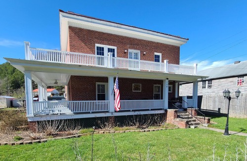 Pocahontas House | ATV groups Welcome, Trail and Ale Lodge, King Beds