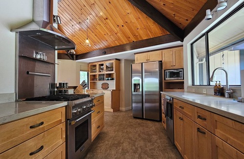 Auburn House | August specials Private Riverfront Retreat Hot Tub Near Wineries & Trails