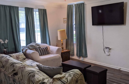 Dundee House | Aunt Rose's Place 2 BR Cottage on River Raisin Monroe Michigan