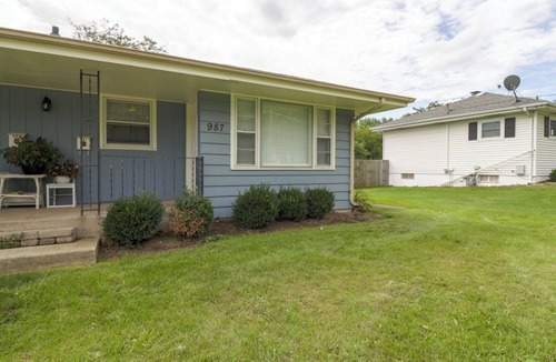 Aurora Apartment | Aurora Apartment W/Laundry, and Garage. Close to I-88 and Train Station