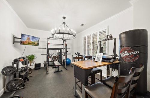 West Oak Hill House | Austin Retreat House 6BR Yoga Gym BBQ Yard