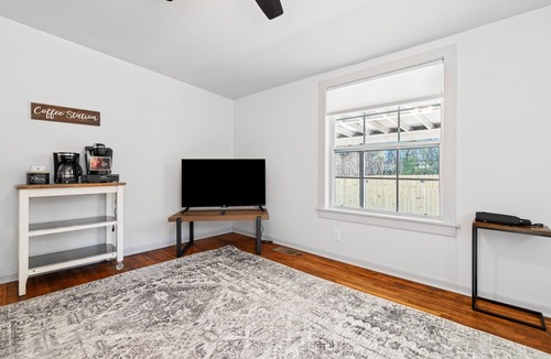 South Manchaca Villa | Austin Villas | 2 Homes + Tiny Home | 16 | Dogs OK