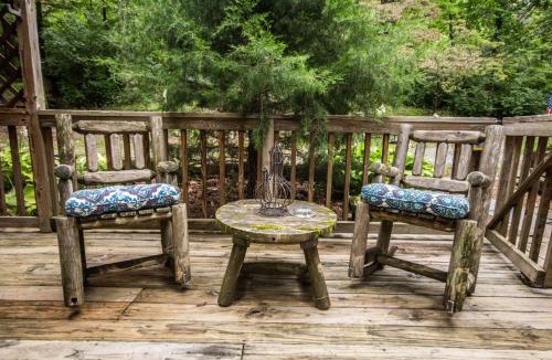 Stanley House | Autumn Ridge- Cozy cabin in the Blue Ridge Mountains with a bubbly hot tub!