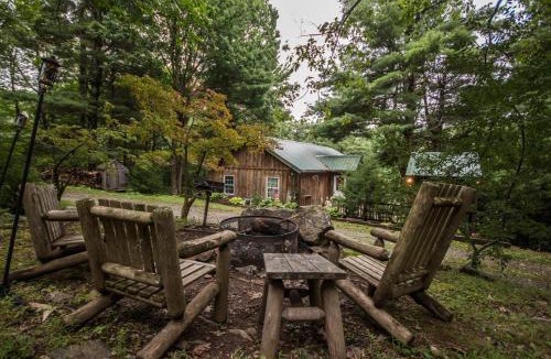 Stanley House | Autumn Ridge- Cozy cabin in the Blue Ridge Mountains with a bubbly hot tub!