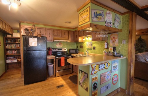 Stanley Cabin | Autumn Ridge- Cozy cabin in the Blue Ridge Mountains with a bubbly hot tub!🗻