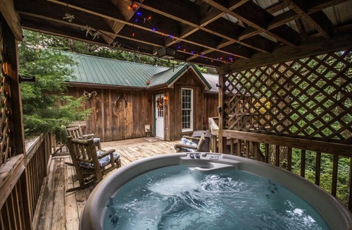 Stanley Cabin | Autumn Ridge- Cozy cabin in the Blue Ridge Mountains with a bubbly hot tub!🗻