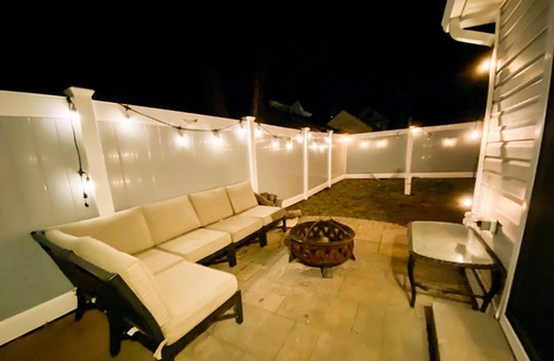 Edgewater House | Available for CW 2025 Family and Pet-friendly Edgewater cottage with hot tub in waterfront community