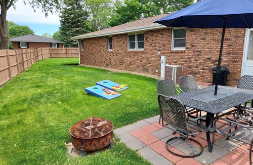 Manteno House | Awesome getaway! Two King beds three smart large screen TVs