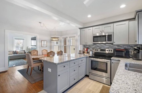 Louisville House | Baby Blue | Gorgeous Upscale Retreat | Ideal Area
