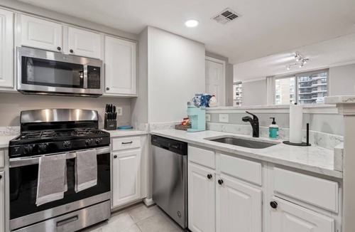 Ballston Condo | Ballston 2 BD/2BA + 2 FREE parking, walk to Metro
