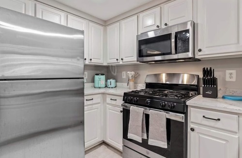Ballston Condo | Ballston 2 BD/2BA + 2 FREE parking, walk to Metro
