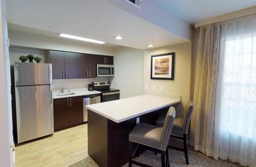Newark Hotel | Bay Area Suite w/Fireplace & Lounge – with Free Breakfast