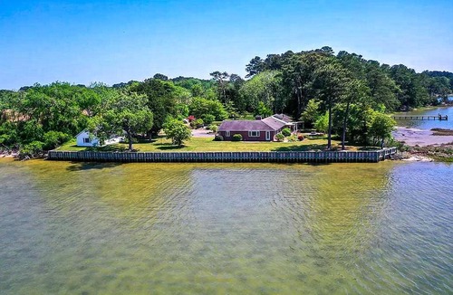Davis Wharf House | Bayfront Retreat w/Game Room + Outdoor Pool!