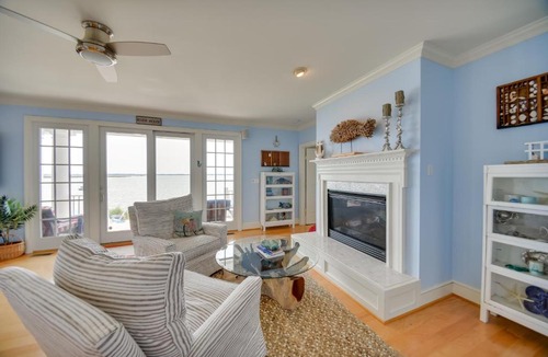 White Stone House | Bayfront White Stone Escape w/Private Beach!