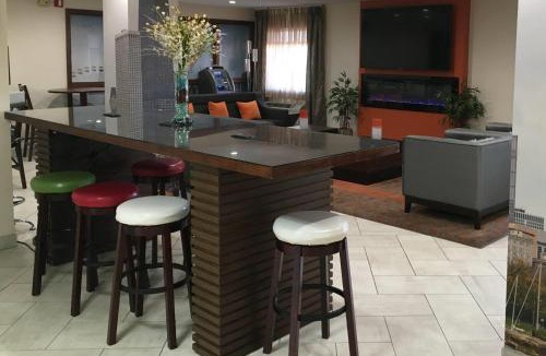 Waterford Hotel | Baymont by Wyndham Waterford/Burlington WI