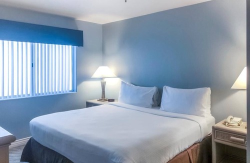 Capistrano Beach Resort | Beach Vacation! 2 Modern Units, Pool, Parking, Steps to the Beach!