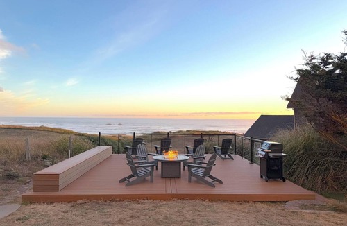 Bandon House | Beachfront, deck, hot tub, sauna, dog-friendly, 2026 remodel