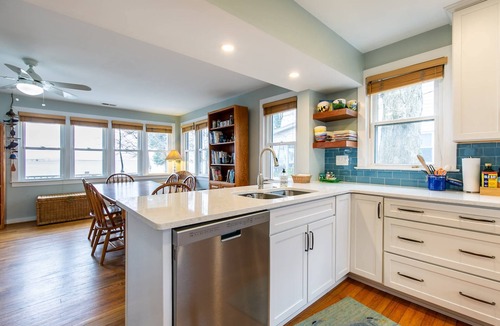 Annapolis Cottage | Beachfront Home Minutes to Downtown Annapolis w Parking & Dog-Friendly