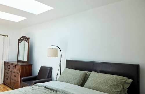 Queens House | Beachside Bliss Stylish 2BR in the Heart of Far Rockaway.