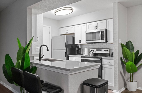 University Hills and Windsor Park Apartment | Beautiful 2BD/1BA in University Hills zrhf