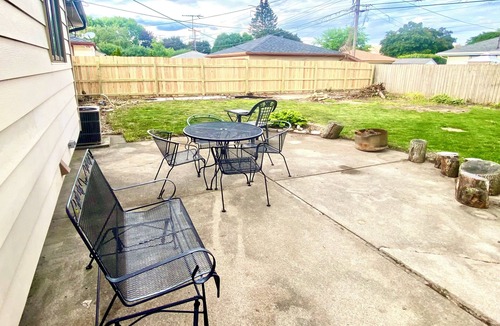 Milwaukee House | Beautiful 3-bedroom house with AC - pool table, mini gym in welcoming Milwaukee