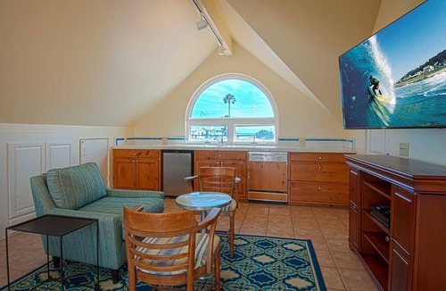 Balboa Peninsula Condo | Beautiful, bright and charming 3-story townhouse on an amazing street in Newport!