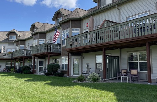 Birchwood House | Beautiful Lake Front 2 BR Condo on golf course with pool and hot tub in building