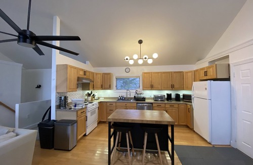 Kabletown House | Beautiful Lakehouse, private dock, fast WiFi near Harpers Ferry